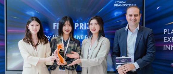 students holding the trophy