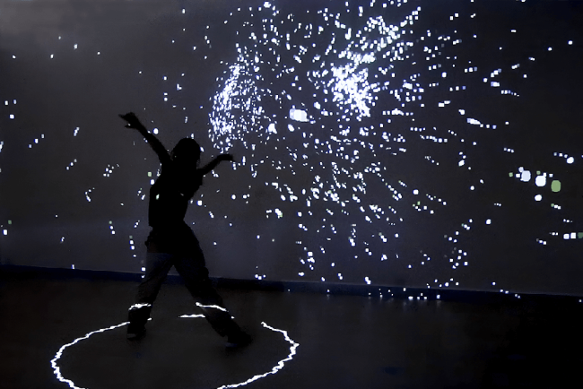 Participant interacting with the visualization that derives from the Wind(巽) trigram in Bagua