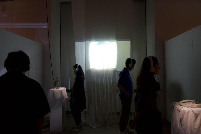 Echoes passing through fabric, pausing on the skin of memory.